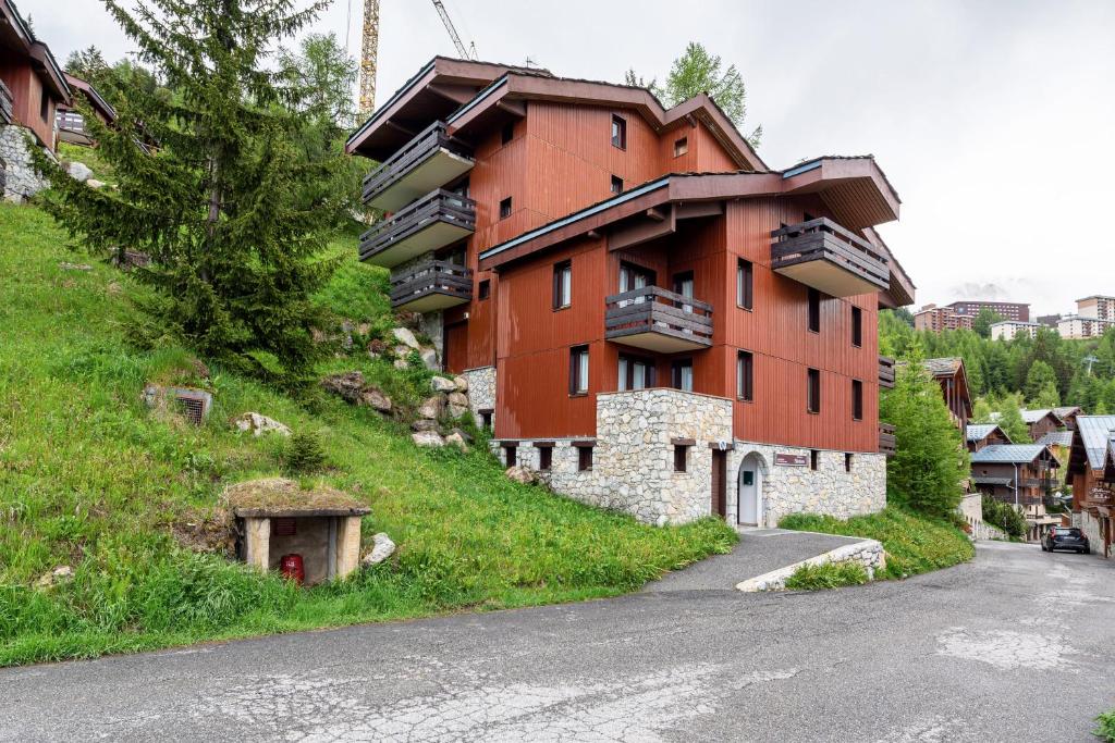 un bâtiment sur le côté d'une colline dans l'établissement Appartement La Plagne 1800 - 5 pers, à La Plagne Tarentaise