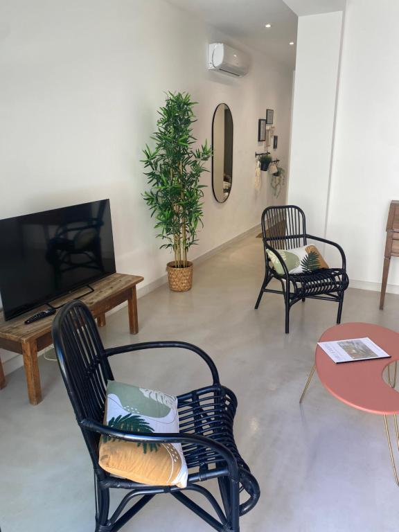 Telewizja i/lub zestaw kina domowego w obiekcie Maison Diderot