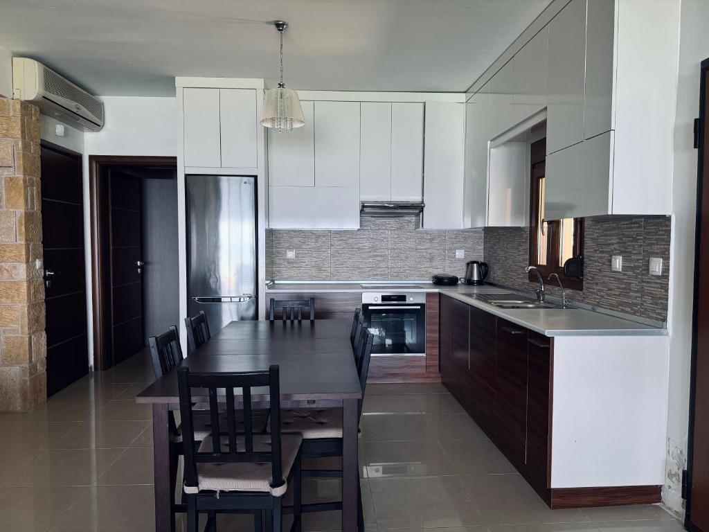 Kuchyň nebo kuchyňský kout v ubytování Villa by Athos Cape