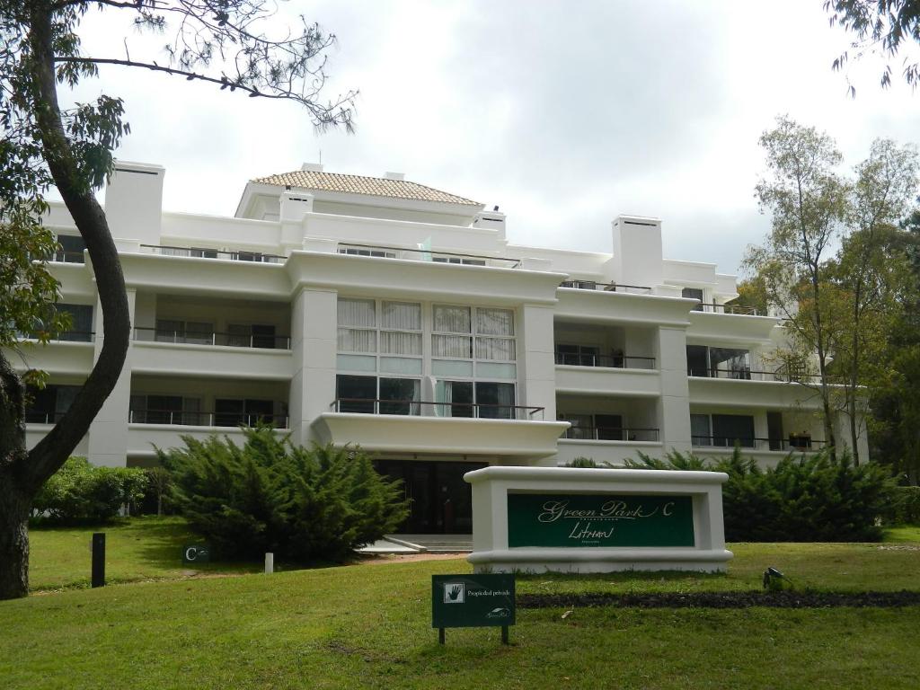 um edifício branco com um sinal em frente em Green Park en Uruguay em Punta del Este