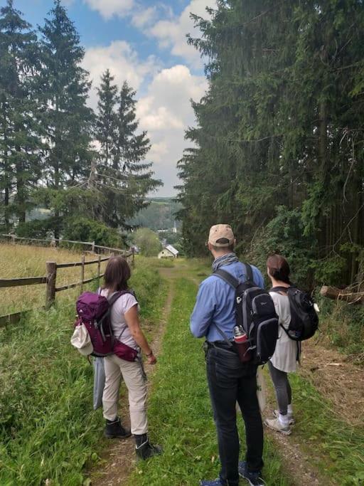 Holzhaus Chalet Nationalpark Eifel Hund willkommen