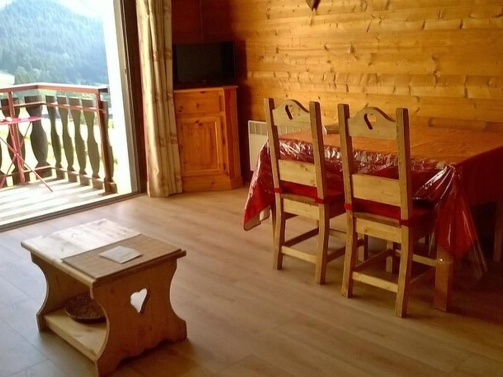 une salle à manger avec une table et des chaises et une fenêtre dans l'établissement Studio pour 3 avec balcon exposé Sud/Ouest, proche centre et remontées, parking privé - FR-1-676-73, à Châtel