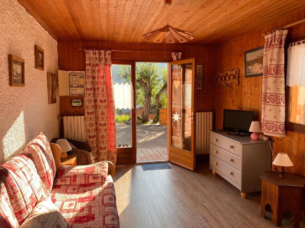 un salon avec un canapé et une porte coulissante en verre dans l'établissement Studio 2 Pers. Châtel, 200m Télésiège, Terrasse, WIFI, Animaux admis - FR-1-676-157, à Châtel