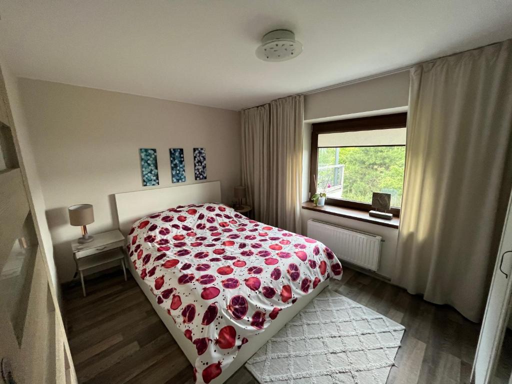 Posteľ alebo postele v izbe v ubytovaní Apartament z tarasem