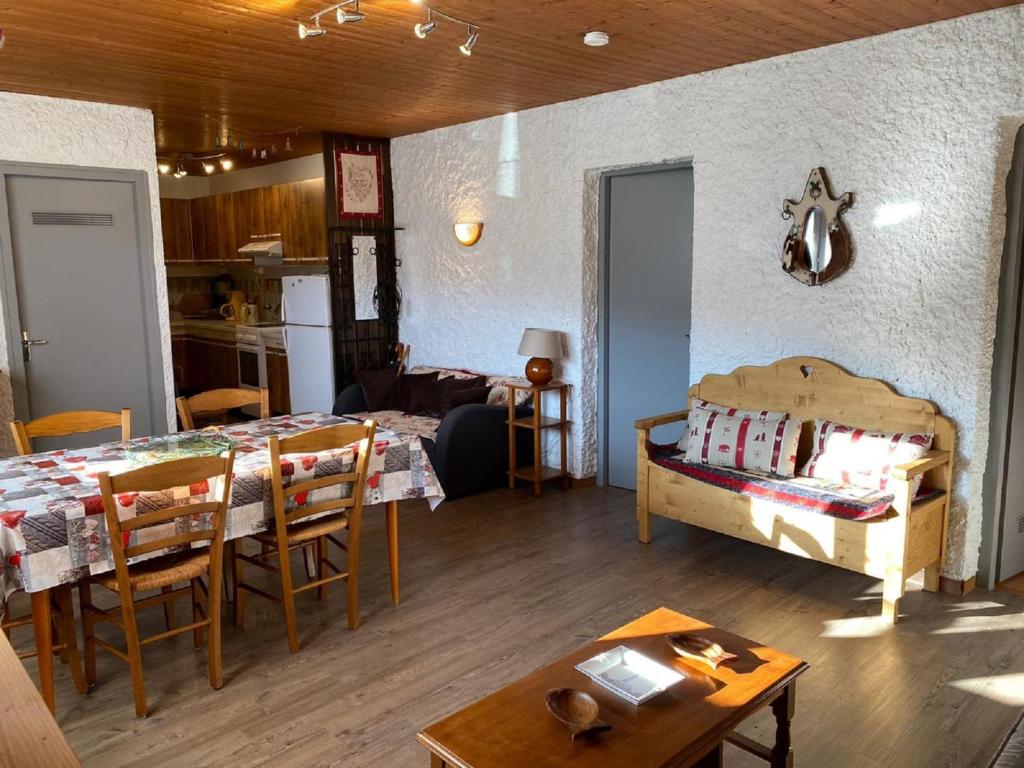 un salon avec une table et une salle à manger dans l'établissement Chalet 3 pièces pour 6 pers avec Wifi et Parking à Châtel - FR-1-676-164, à Châtel