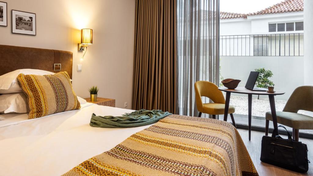 Postel nebo postele na pokoji v ubytování Évora O Cante Hotel