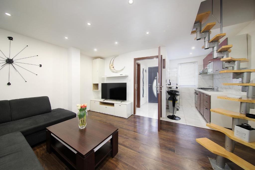 Mali DolにあるHoliday House Milaのソファとテーブルのあるリビングルーム