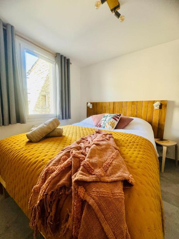une chambre avec un lit avec une couverture jaune dessus dans l'établissement 