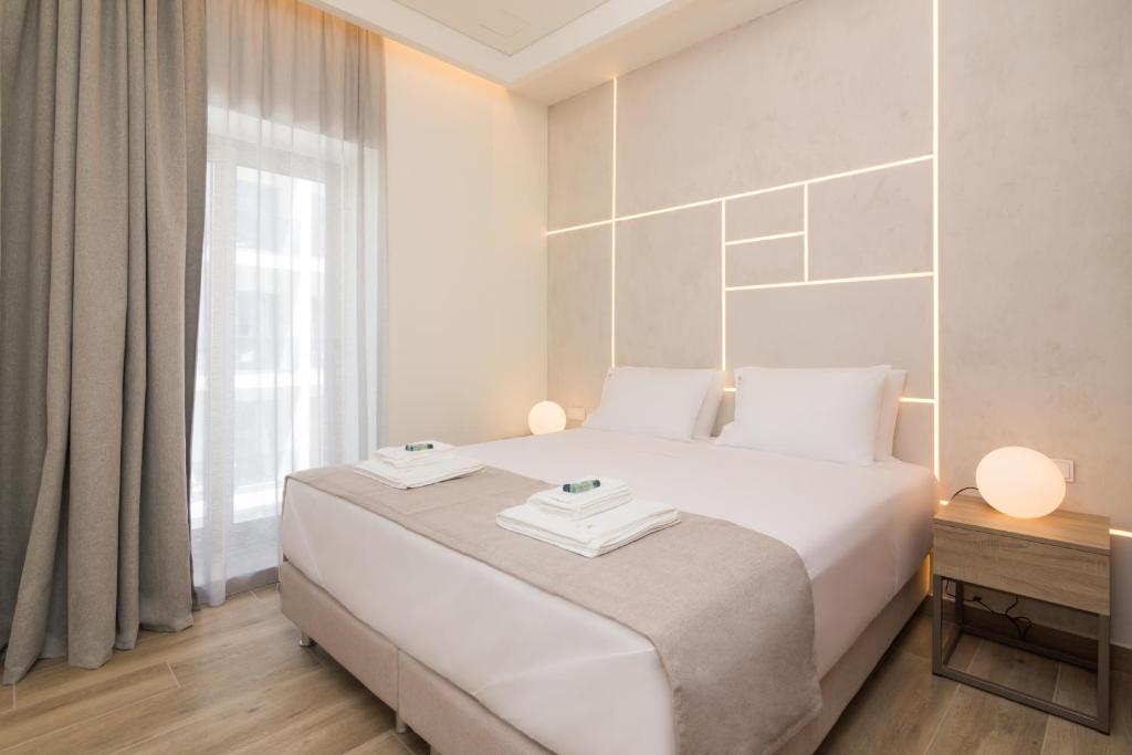 Postel nebo postele na pokoji v ubytování Socrates Fully Equipped Apartments with Unique Design