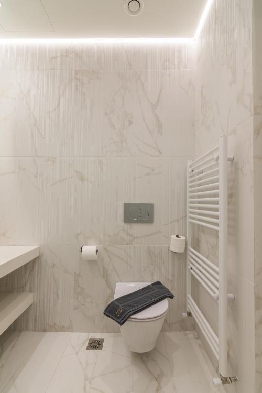 Koupelna v ubytování Socrates Fully Equipped Apartments with Unique Design