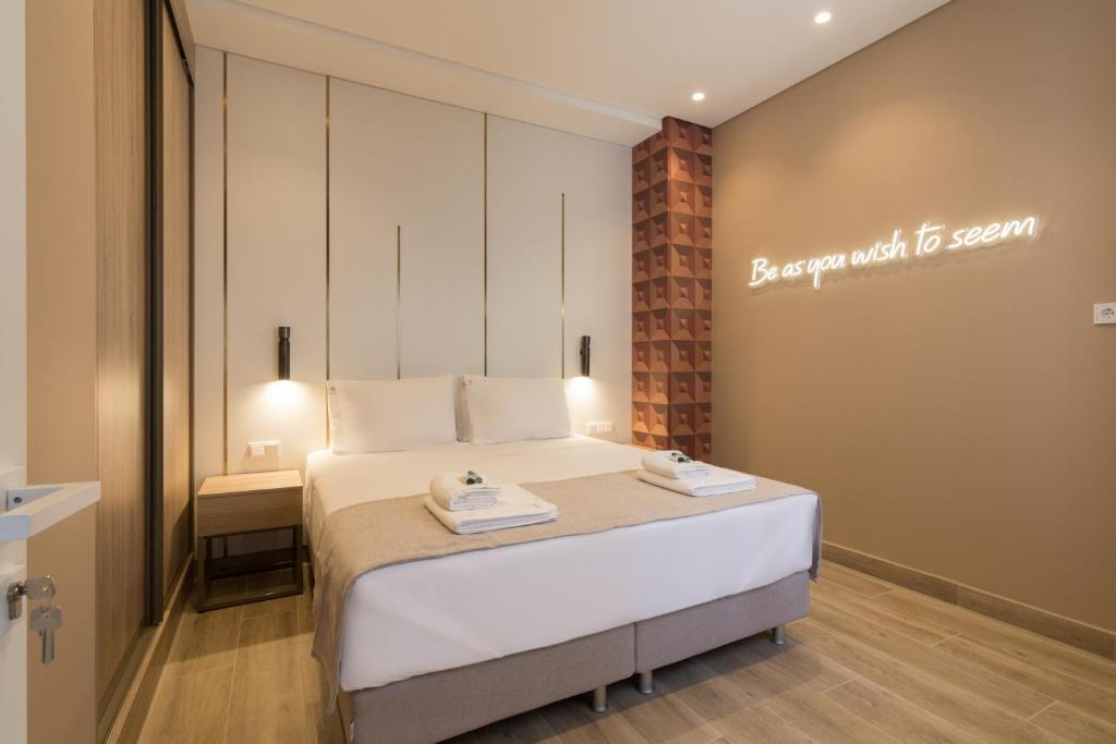 Postel nebo postele na pokoji v ubytování Socrates Fully Equipped Apartments with Unique Design