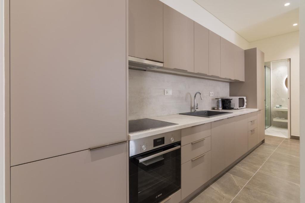 Kuchyň nebo kuchyňský kout v ubytování Socrates Fully Equipped Apartments with Unique Design