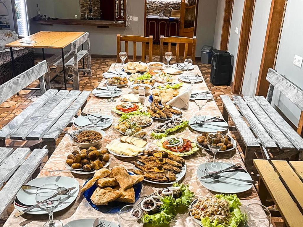 Jídlo v hostelu nebo okolí