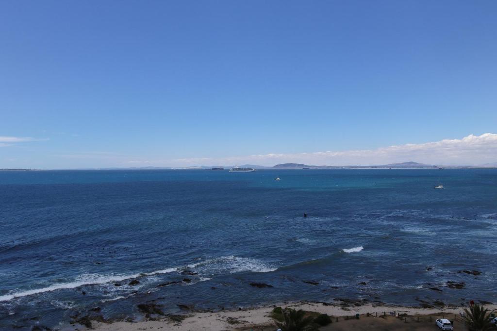 una vista de un gran cuerpo de agua en Ocean View Properties - Penthouse, en Ciudad del Cabo