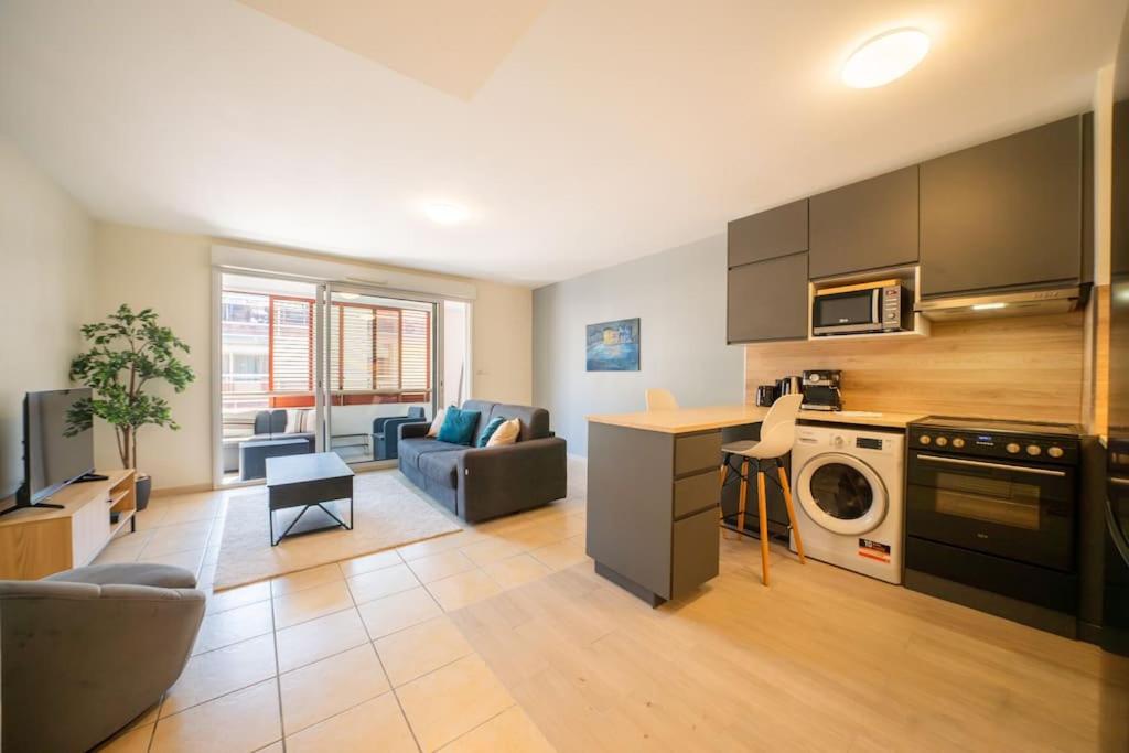 Kuchyň nebo kuchyňský kout v ubytování La terrasse d'Ernest T2 recent,Terrasse, Clim, CV