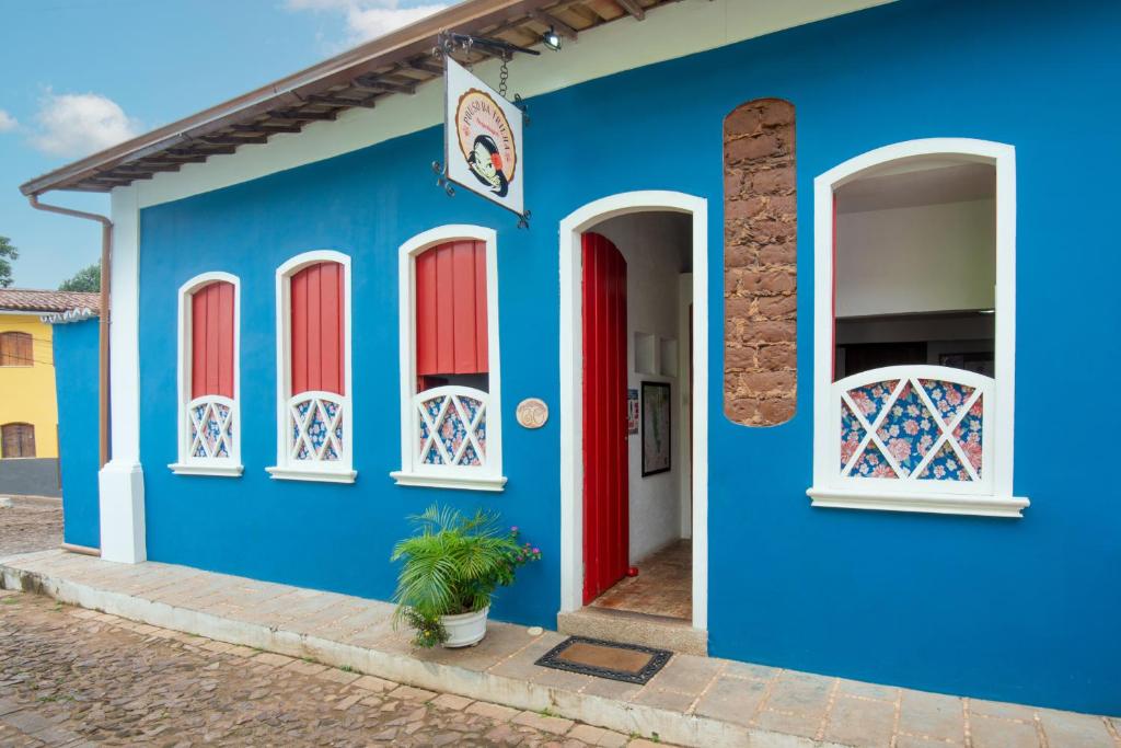 un edificio azul con ventanas rojas y blancas en Pouso da Trilha Hospedagem, en Lençóis