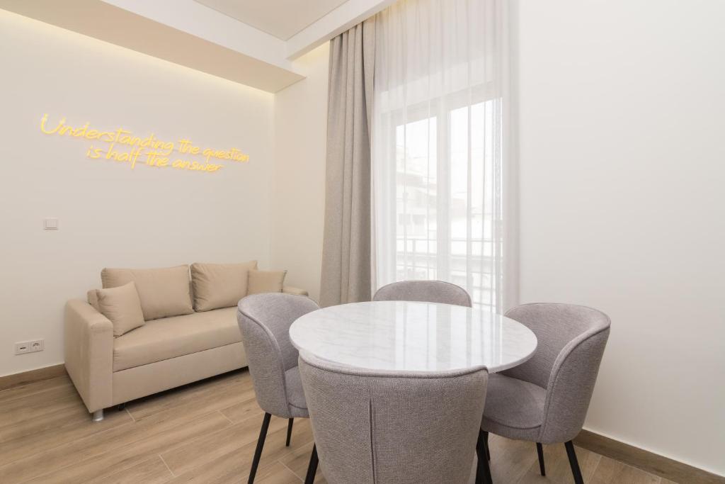 Posezení v ubytování Socrates Fully Equipped Apartments with Unique Design