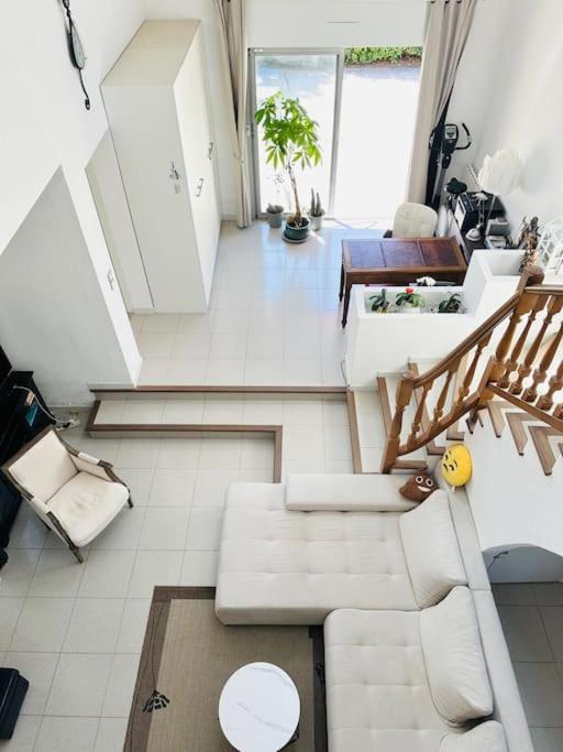 un salon avec un canapé et une table dans l'établissement Villa 4 rooms clim, à pied plage, à Mauguio