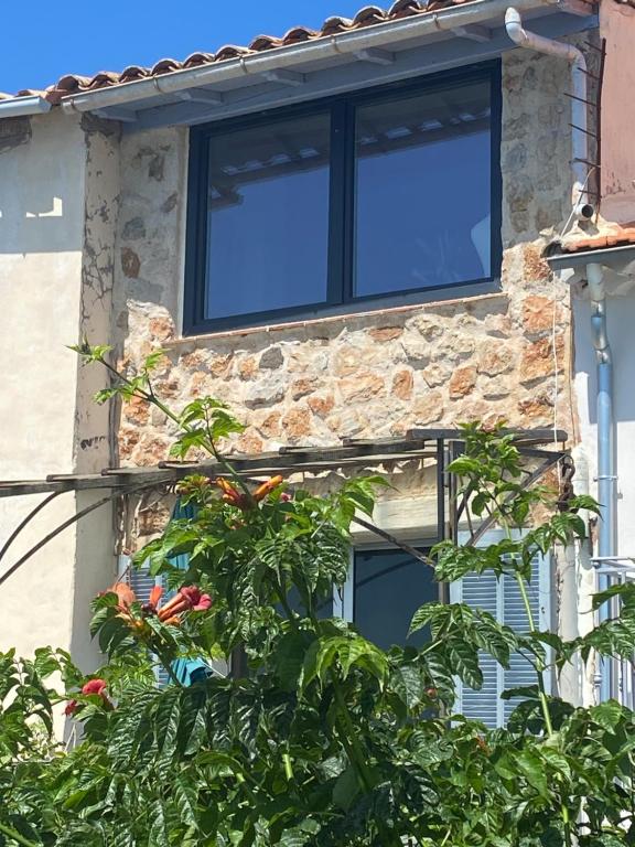 une maison avec deux fenêtres latérales dans l'établissement Maison de ville vieille ville vue mer, à Antibes