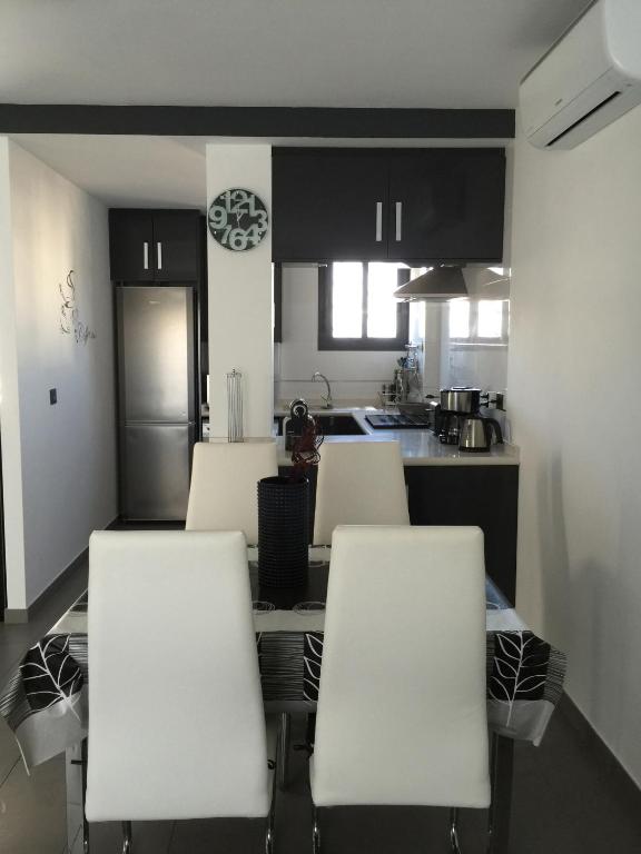 Kuchyň nebo kuchyňský kout v ubytování OasisBeach Penthousse la Zénia