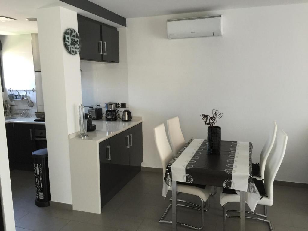 Kuchyň nebo kuchyňský kout v ubytování OasisBeach Penthousse la Zénia