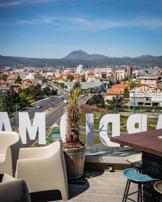 Nespecifikovaný výhled na hory nebo výhled na hory při pohledu z hotelu