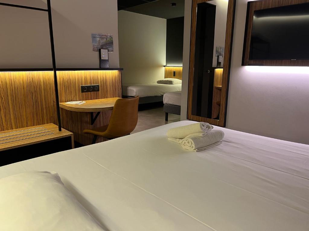 Postel nebo postele na pokoji v ubytování B&B HOTEL Clermont-Ferrand A71-A75 La Méridienne