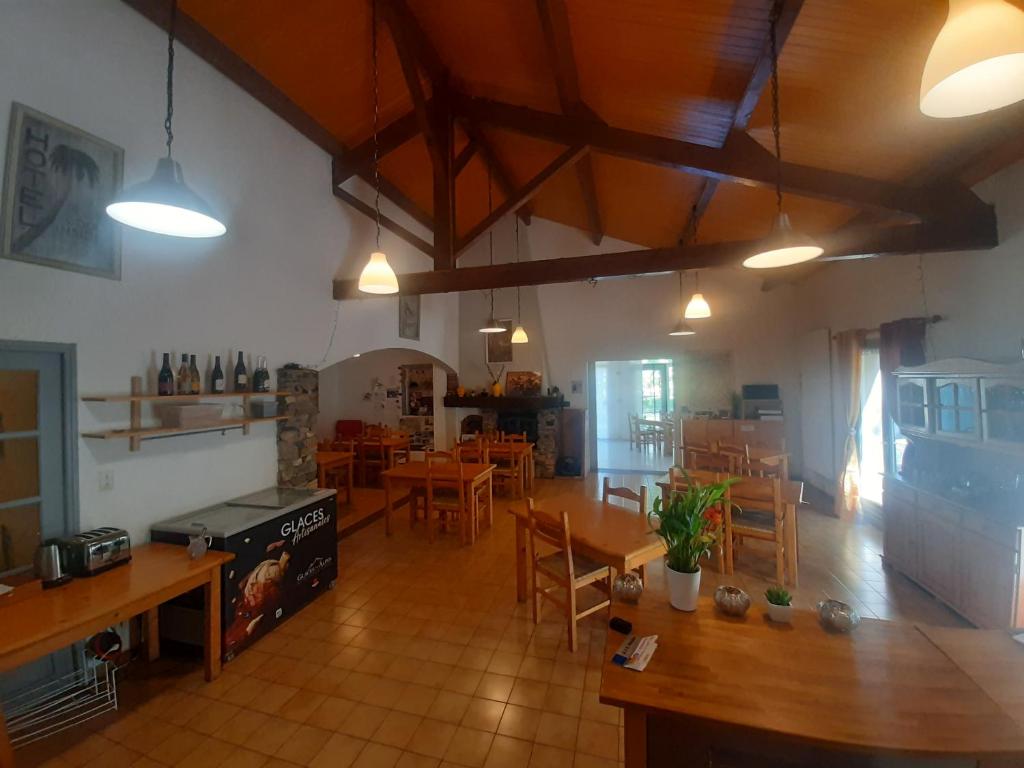 Kuchyň nebo kuchyňský kout v ubytování Gite des Monges