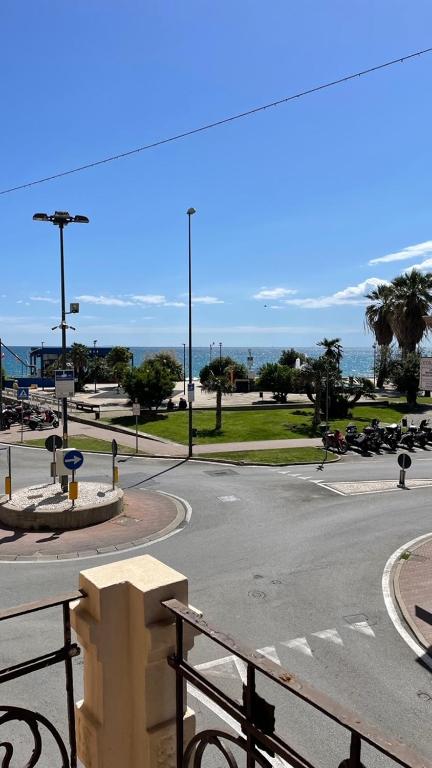 an empty parking lot with the ocean in the background at Il Delfino d'Oro in Savona