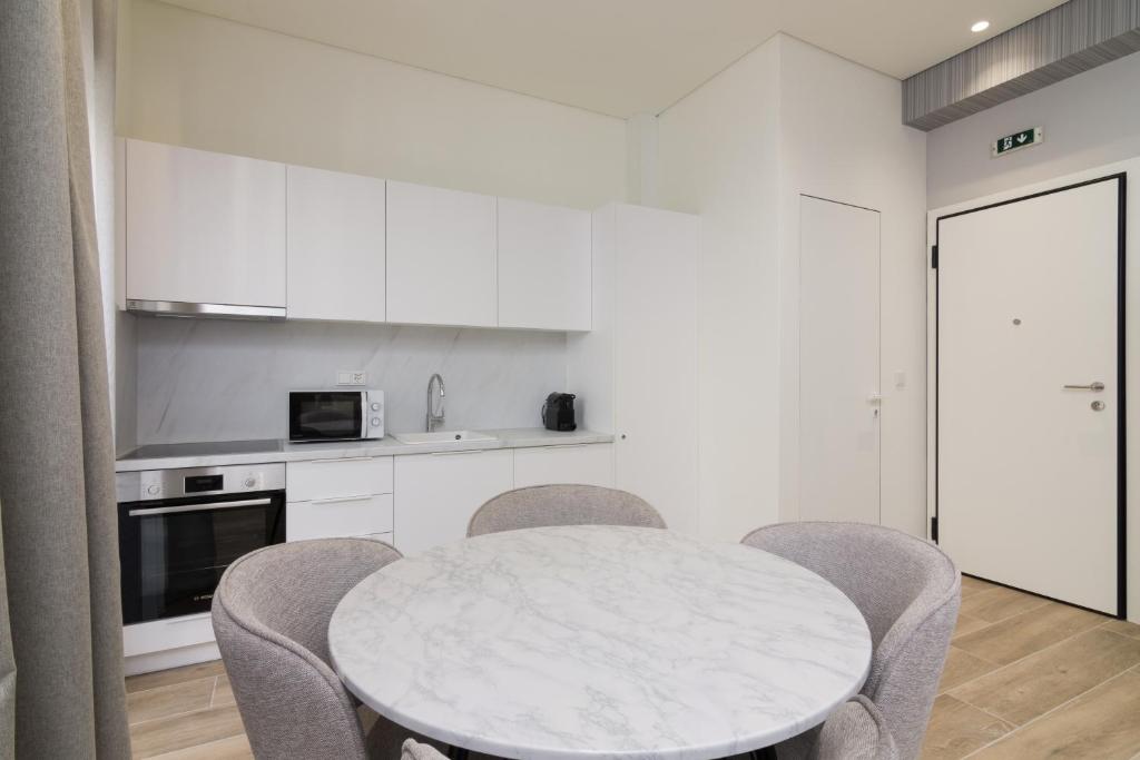 Kuchyň nebo kuchyňský kout v ubytování Socrates Fully Equipped Apartments with Unique Design