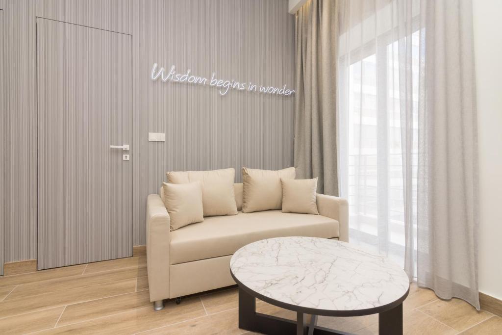 Posezení v ubytování Socrates Fully Equipped Apartments with Unique Design