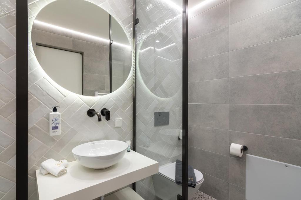 Koupelna v ubytování Socrates Fully Equipped Apartments with Unique Design