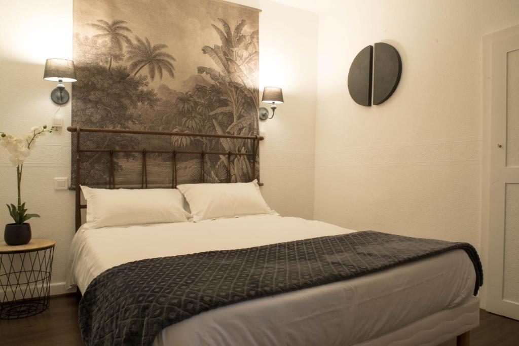 Postel nebo postele na pokoji v ubytování Hôtel du Roy