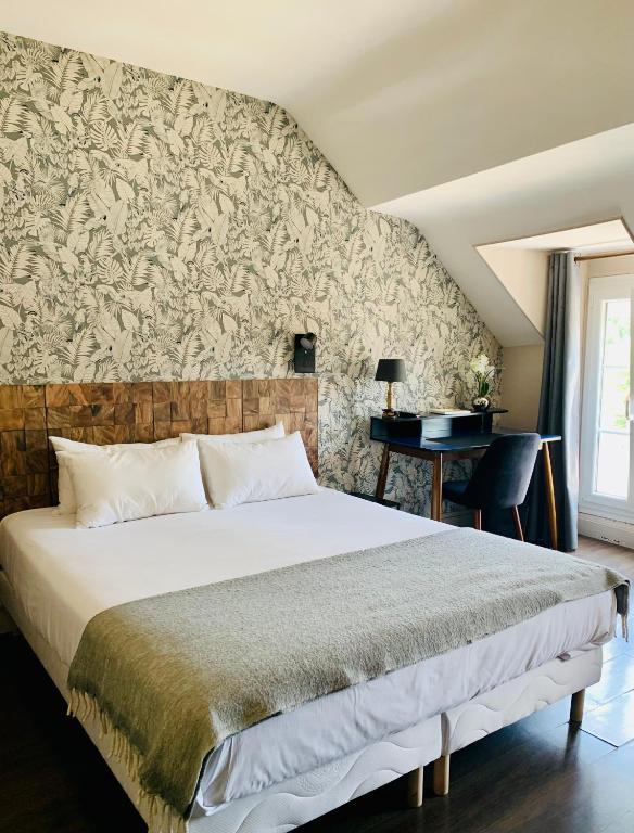 Postel nebo postele na pokoji v ubytování Hôtel du Roy