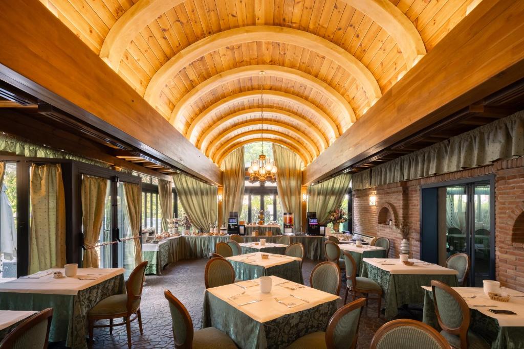 Reštaurácia alebo iné gastronomické zariadenie v ubytovaní Hotel Lucrezia Borgia