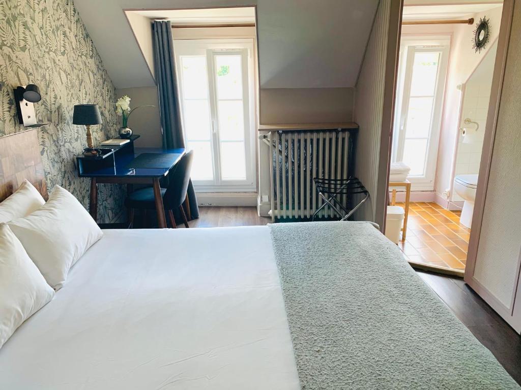 Postel nebo postele na pokoji v ubytování Hôtel du Roy