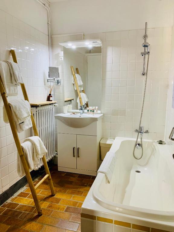 Koupelna v ubytování Hôtel du Roy