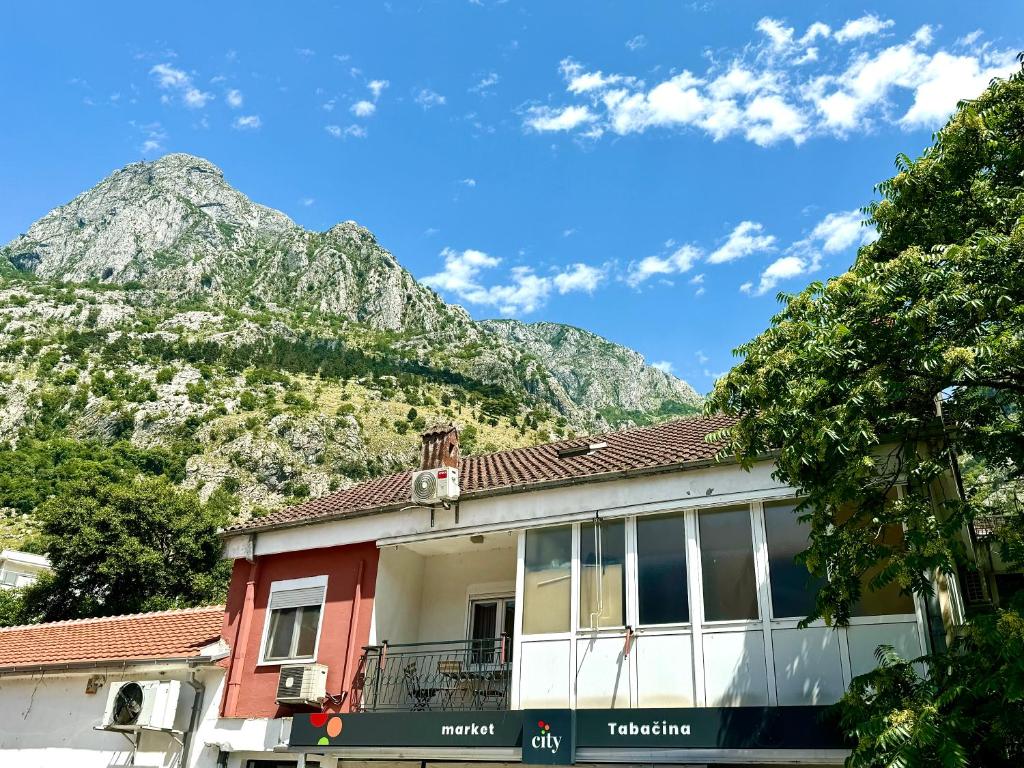 Nespecifikovaný výhled na hory nebo výhled na hory při pohledu z hostelu