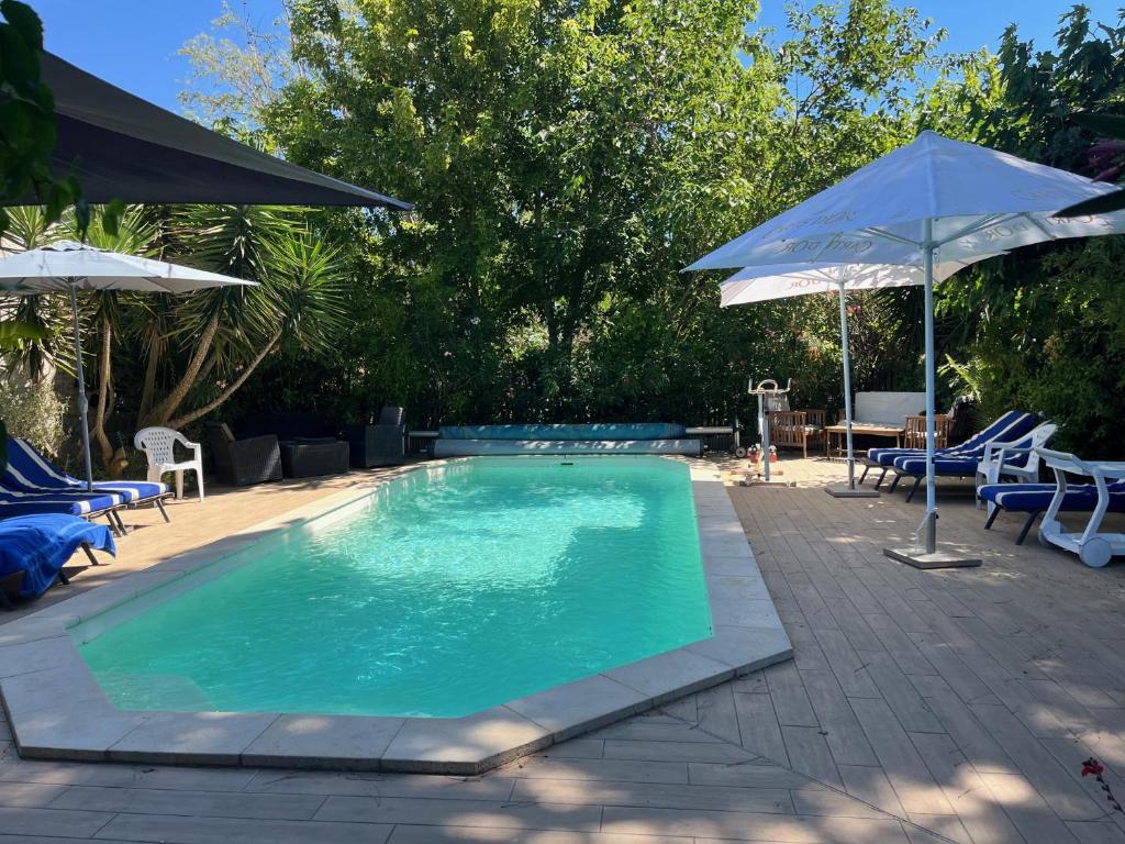 Bazén v ubytování Chambre SEVILLE - Mas Saint-Louis - Piscine chauffée nebo v jeho okolí
