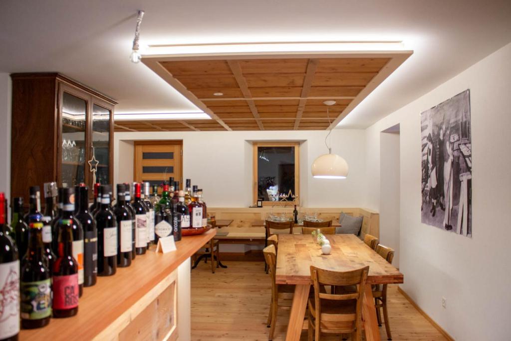 Nápoje v ubytování Osteria Bäkar