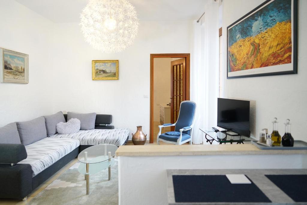 ein Wohnzimmer mit Sofa und Fernseher in der Unterkunft Casa Maribel in Luino