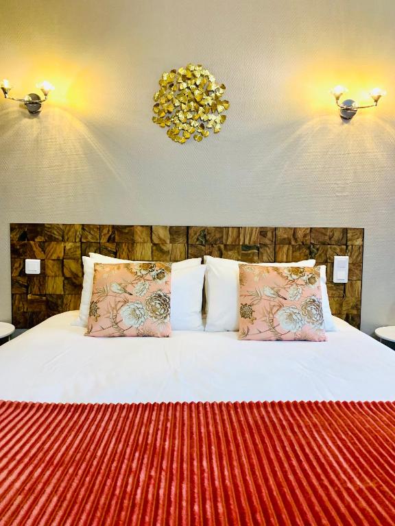 Postel nebo postele na pokoji v ubytování Hôtel du Roy