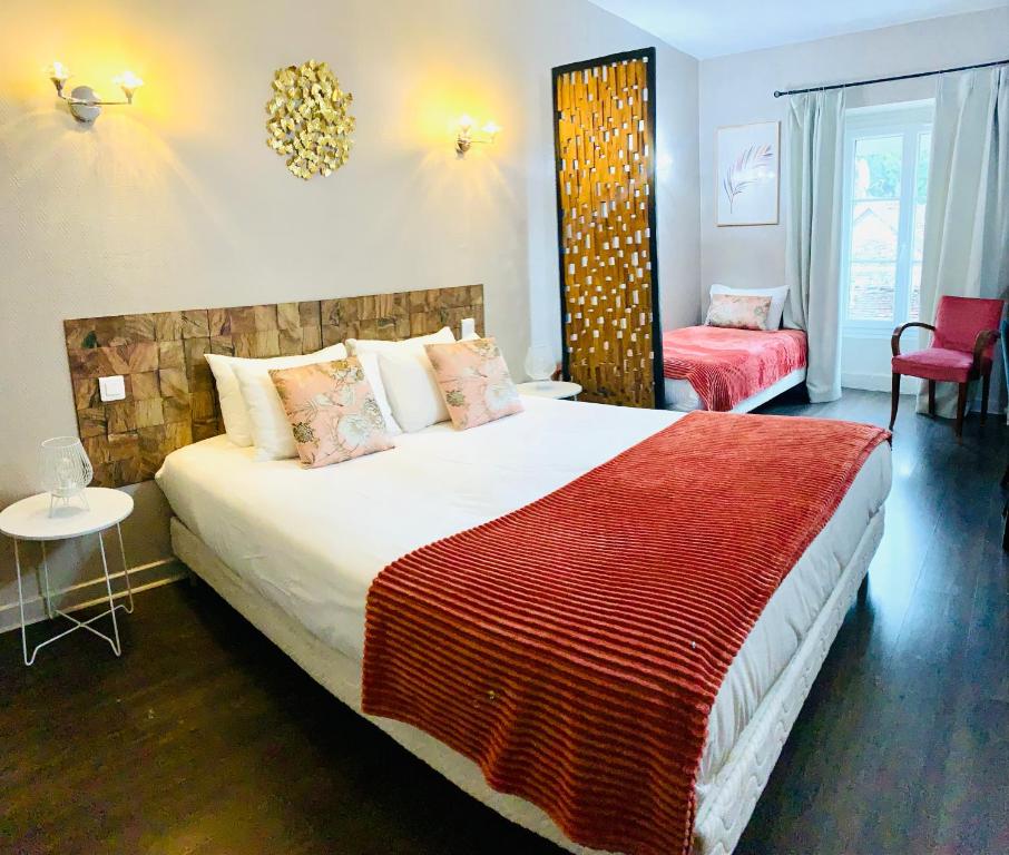 Postel nebo postele na pokoji v ubytování Hôtel du Roy