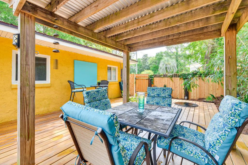 Un patio con una mesa y sillas en una terraza. en Fort Walton Beach Home about 2 Mi to Okaloosa Island!, en Fort Walton Beach