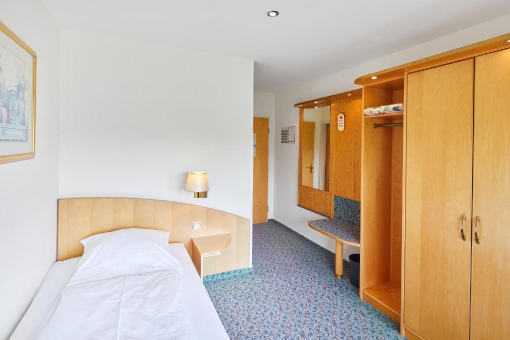 Postel nebo postele na pokoji v ubytování Hotel Sonneck