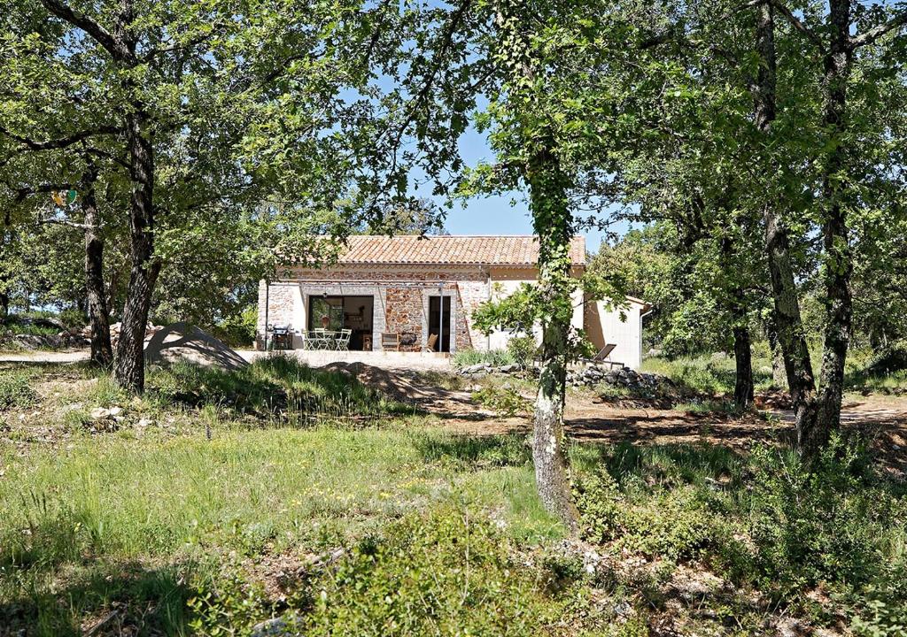 ein Haus mitten auf einem Feld mit Bäumen in der Unterkunft Villa Cinsault, un bijou pour votre séjour en Provence Verte in La Celle