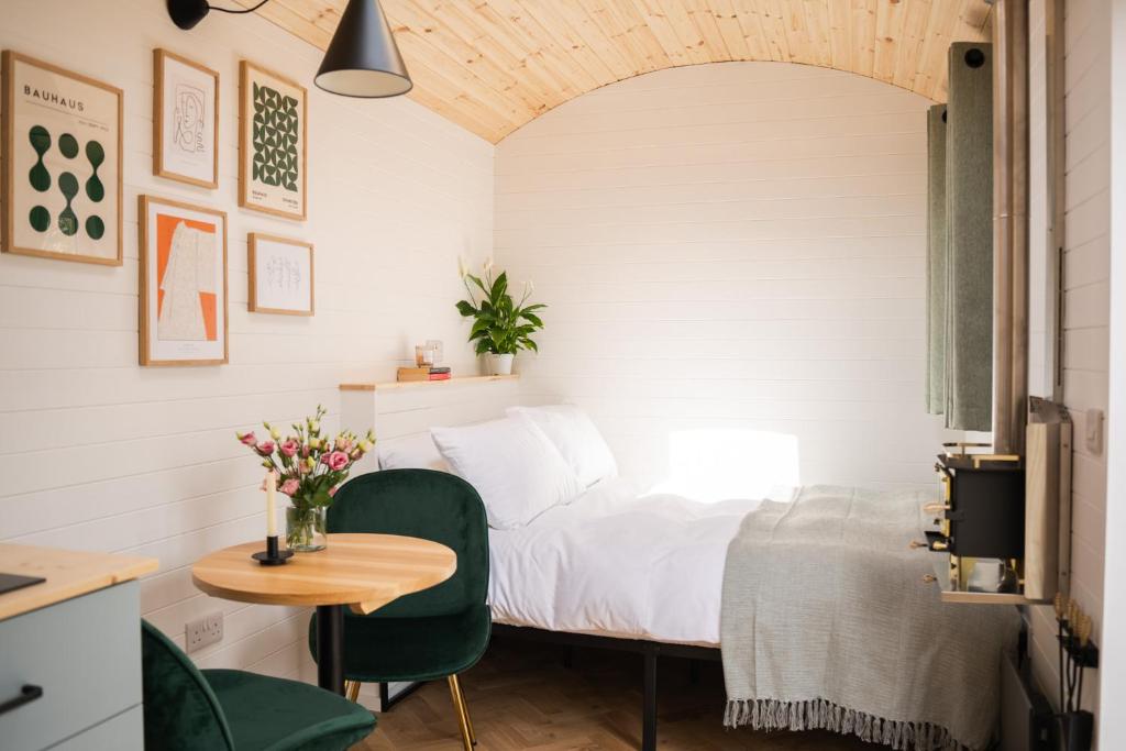 Postel nebo postele na pokoji v ubytování Willow's Nordic Shepherds Hut