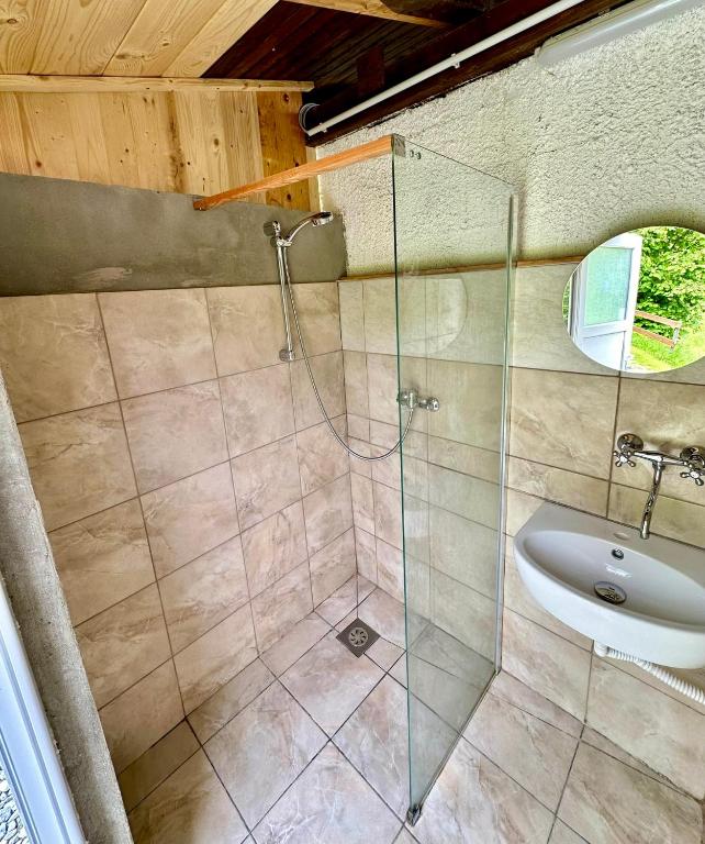 Vannituba majutusasutuses Glamping Krn