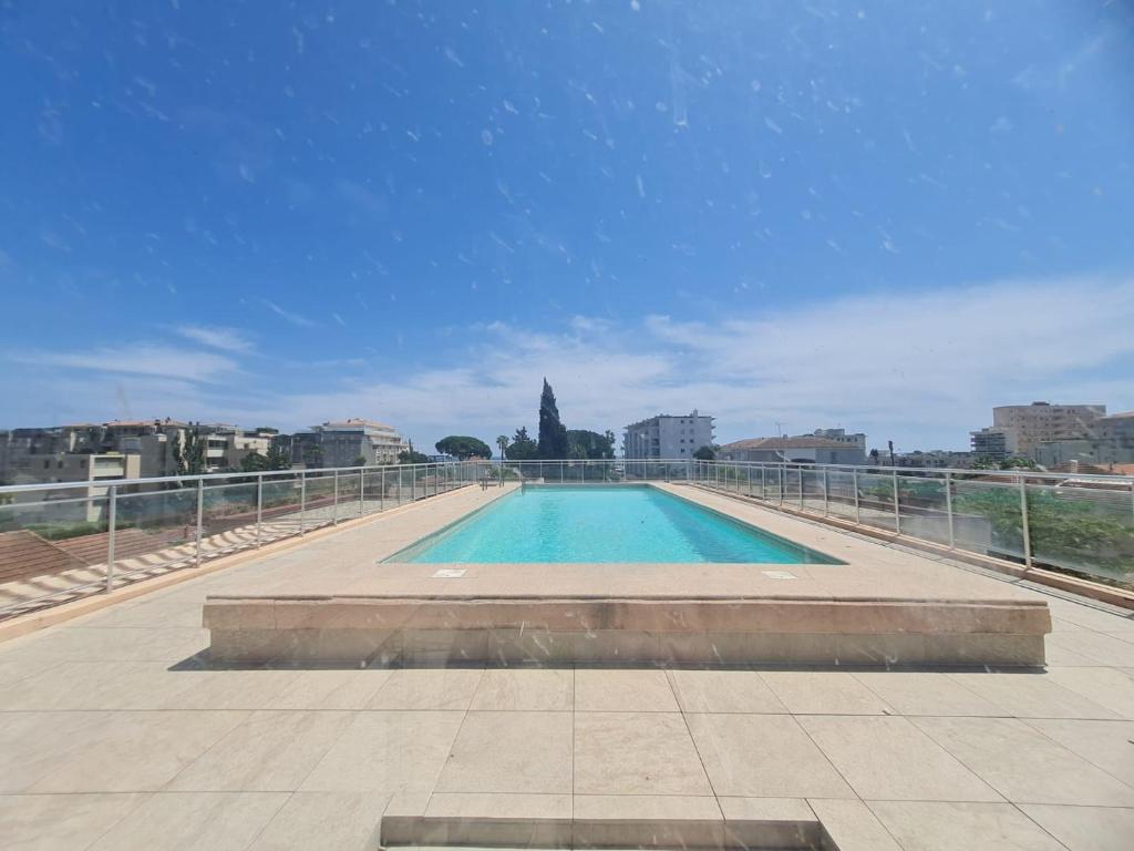 une piscine sur le toit d'un bâtiment dans l'établissement Studio Cabine Golfe Marine, à Vallauris
