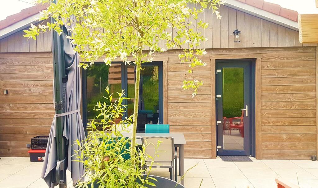 Vonkajšia záhrada v ubytovaní "Le Cabanon cendré" petit chalet cosy au coeur de Gérardmer